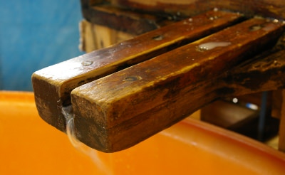 壺酢を汲んで、木樽で熟成