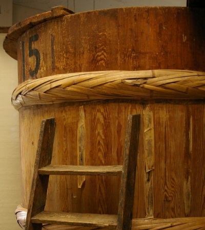 壺酢を汲んで、木樽で熟成