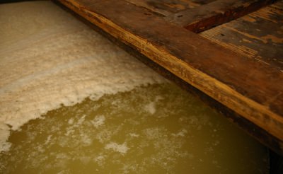 壺酢を汲んで、木樽で熟成